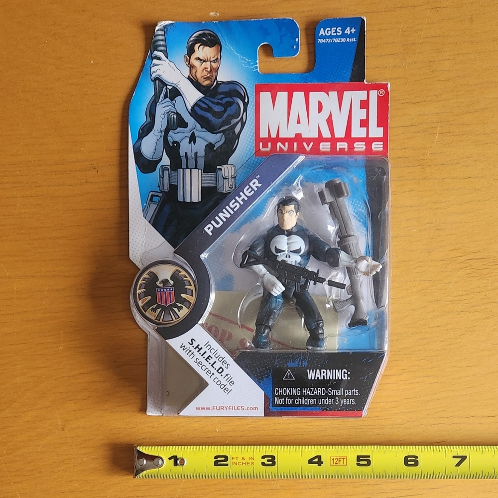 Marvel Universe Punisher Action Figure (2008) - Picture 4 of 4